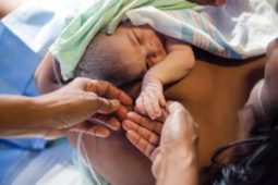 Laboring and giving birth in water: your options in the Chicago area [2022]